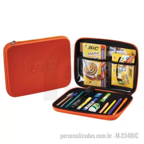 Case personalizado - Pasta Mostruário com Divisórias em PVC e Berço de Espuma para Produtos Escolares - BIC Pasta mostruário termo moldada para linha de produtos BIC, com divisórias personalizadas em PVC transparente e berço em espuma para acomodar e proteger produtos BIC.  Somos especialistas em desenvolver projetos com berço personalizado e sobre medida. Contamos com mais de 100 modelos para servir de base para o seu projeto ou desenvolver um modelo exclusivo para a sua marca.