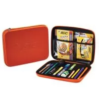 Pasta Mostruário com Divisórias em PVC e Berço de Espuma para Produtos Escolares - BIC Pasta mostruário termo moldada para linha de produtos BIC, com divisórias personalizadas em PVC transparente e berço em espuma para acomodar e proteger produtos BIC.  Somos especialistas em desenvolver projetos com berço personalizado e sobre medida. Contamos com mais de 100 modelos para servir de base para o seu projeto ou desenvolver um modelo exclusivo para a sua marca.