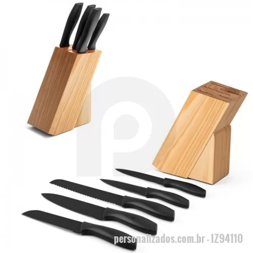 Cepo para faca personalizado - Suporte para facas em madeira de pinho. Incluso conjunto de 5 facas de cozinha: faca utilitária média, faca utilitária pequena, faca para vegetais, faca para pão e faca para carne. Peças em aço inox e PP, cabo com acabamento emborrachado. Próprio para contato com alimento. 150 x 310 x 85 mm