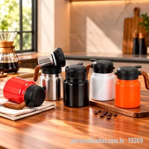Chaleira personalizada - Chaleira Térmica com capacidade máxima de 1 litro. Possui estrutura de parede dupla com interior em inox 304 e exterior em inox 201 com pintura spray, além de bico e detalhe externo em plástico polipropileno (PP), cabo de madeira e base antiderrapante em silicone. Dispõe de tampa rosqueável em PP com acionamento por pressão para servir o conteúdo interno, anel de vedação em silicone e infusor removível em inox 304.