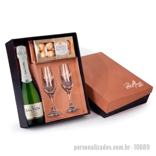 Champanhe espumante personalizado - Presenteie com uma linda caixa do premiado espumante Salton Moscatel que harmoniza muito bem com doces, nesse caso, os refinados bombons da Ferrero Rocher, para brindar, uma taça que você pode personalizar com o seu lgo, deixando a impressão ainda mais marcante! O kit acompanha 01 Espumante Salton Moscatel 750ml 02 Taças Bistrô.