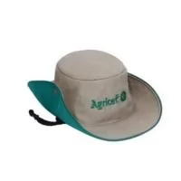 FICHA TÉCNICA – CHAPÉU AUSTRALIANO  Produto: Chapéu Australiano Modelo: Aba total com laterais dobráveis Público: Adulto / Unissex Tecido principal: Brim (Sarja)  - Microfibra - Oxford Composição: 100% algodão Gramatura sugerida: 194 g/m² Forro interno: Foro TNT Botões laterais: Metálicos para fixação da aba Cordão (opcional): Poliéster com regulador Personalização: Gravação Silk - Bordado - DTF