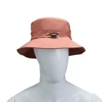 Dobrável e fácil de transportar, cabe na bolsa ou bolso, e até mesmo pode ser pendurado já que possui gancho para prendê-lo onde quiser. Feito em poliéster de alta qualidade, é impermeável, macio, confortável, respirável e mantém a forma após dobrado. 