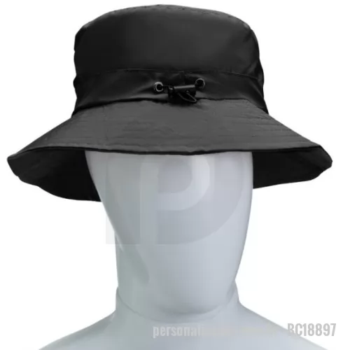 Chapéu dobrável personalizado -  O chapéu bucket une versatilidade e estilo, seu tamanho único é ajustável para a maioria dos adultos. Dobrável e fácil de transportar, cabe na bolsa ou bolso, e até mesmo pode ser pendurado já que possui gancho para prendê-lo onde quiser. Feito em poliéster de alta qualidade, é impermeável, macio, confortável, respirável e mantém a forma após dobrado. Perfeito para pesca, praia, trilhas, acampamentos e passeios urbanos, garantindo proteção solar enquanto complementa seu visual com uma estética única. Impressão de seu logo colorida .