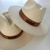 Chapéu de lona, com faixa, podendo escolher faixa em couro ou em brim, sendo logos em Silk, DTF ou bordado. 