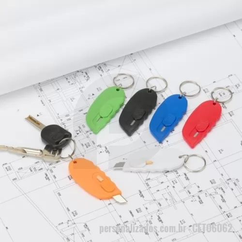 Chaveiro Canivete personalizado - Chaveiro Canivete Personalizado - CET06062 - Chaveiro estilete projetado em plástico com sistema de retração automática para maior segurança. Após o uso, basta soltar o botão e a lâmina retorna automaticamente à posição de armazenamento, minimizando o risco de acidentes, todas as cores . - 167293 - Chaveiro Canivete