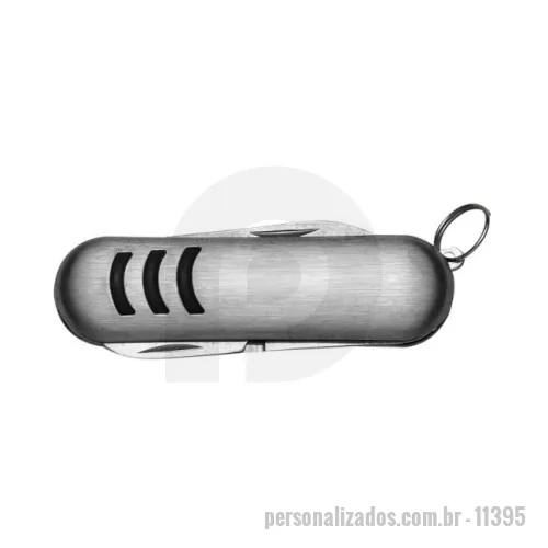 Chaveiro Canivete personalizado - Mini Canivete de Metal 3 Funções  Descrição: Mini canivete metal 3 funções com detalhes emborrachados preto(três linhas frente e verso). Possui: lixa, lâmina de corte e mini tesoura e acompanha pequena argola para utilizar como chaveiro.  Medidas aproximadas para gravação (CxL):  3,3 cm x 1,3 cm  Tamanho total aproximado  (CxL):  6 cm x 1,9 cm  Peso aproximado (g):  21
