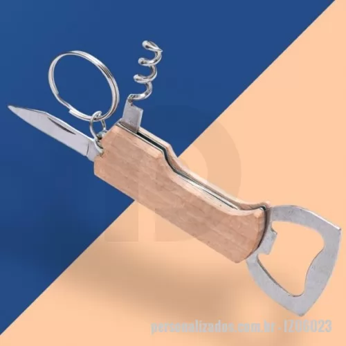 Chaveiro com abridor de garrafa personalizado - Chaveiro multifunções em madeira com abridor de garrafas, saca-rolhas e lâmina de corte.