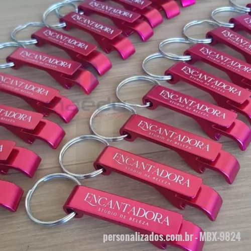 Chaveiro com abridor de garrafa personalizado - Este chaveiro multifuncional para deixar o dia a dia mais prático. Feito em metal a partir de um design próprio, ele é um eficiente abridor de garrafas e latinhas na medida certa para a abertura de refrigerantes ou cervejas de maneira simples em todas as ocasiões, unindo o útil ao agradável em uma só peça.