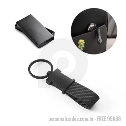 Chaveiro de couro ou sintético personalizado - Chaveiro em c. sintético com textura em fibra de carbono e metal Chaveiro em c. sintético com textura em fibra de carbono e metal. Fornecido em caixa presente. 35 x 100 x 10 mm