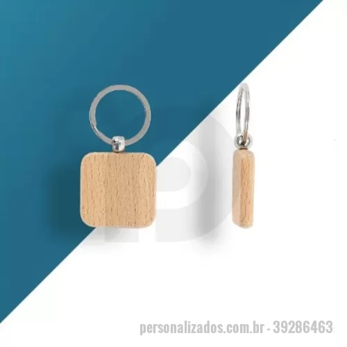 Chaveiro de MDF personalizado - **Sobre o Produto**  O **Chaveiro de Madeira Quadrado Personalizado com Impressão UV** é um brinde elegante e sustentável, ideal para empresas, eventos, feiras e ações promocionais.  Produzido em madeira de alta qualidade, possui formato quadrado e argola metálica, unindo resistência, praticidade e um visual diferenciado.  **Destaques do Produto**  * Material em madeira resistente * Formato quadrado moderno * Argola metálica * Personalização com impressão UV de alta definição * Excelente opção para brindes corporativos  **Personalização**  Personalize com logotipo, nome ou arte exclusiva através de **impressão UV**, garantindo cores vibrantes, ótima definição e acabamento de qualidade.  **Prazo de Produção**  A produção é iniciada somente após a aprovação final do layout pelo cliente.