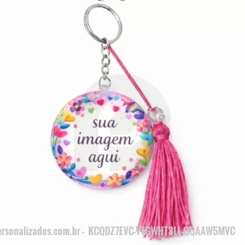 Chaveiro espelho personalizado - **Sobre o Produto**  O **Espelho Chaveiro Personalizado com Tassel e Miçanga** combina praticidade, elegância e um acabamento diferenciado. Compacto, é ideal para levar na bolsa, mochila, carteira ou nécessaire, sendo uma excelente opção para brindes, lembrancinhas e presentes personalizados.  **Destaques do Produto**  * Compacto, leve e funcional * Tassel decorativo e miçanga transparente * Ideal para uso diário * Excelente opção para brindes e lembranças * Acabamento de alta qualidade  **Especificações Técnicas**  * Tampa: Metal resistente * Espelho: Vidro * Chaveiro: Argola em níquel * Tassel decorativo (cor escolhida no momento do pedido) * Miçanga transparente * Impressão: Laser (sem limite de cores) * Revestimento: Película protetora para maior durabilidade  **Personalização**  Personalize com arte, logotipo ou frase. A produção é iniciada somente após a aprovação final do layout ou da primeira peça.  **Observação:** Produto destinado exclusivamente ao uso como chaveiro.