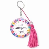 **Sobre o Produto**  O **Espelho Chaveiro Personalizado com Tassel e Miçanga** combina praticidade, elegância e um acabamento diferenciado. Compacto, é ideal para levar na bolsa, mochila, carteira ou nécessaire, sendo uma excelente opção para brindes, lembrancinhas e presentes personalizados.  **Destaques do Produto**  * Compacto, leve e funcional * Tassel decorativo e miçanga transparente * Ideal para uso diário * Excelente opção para brindes e lembranças * Acabamento de alta qualidade  **Especificações Técnicas**  * Tampa: Metal resistente * Espelho: Vidro * Chaveiro: Argola em níquel * Tassel decorativo (cor escolhida no momento do pedido) * Miçanga transparente * Impressão: Laser (sem limite de cores) * Revestimento: Película protetora para maior durabilidade  **Personalização**  Personalize com arte, logotipo ou frase. A produção é iniciada somente após a aprovação final do layout ou da primeira peça.  **Observação:** Produto destinado exclusivamente ao uso como chaveiro.