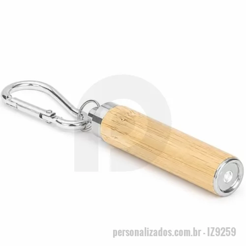 Chaveiro lanterna personalizado - Lanterna em bambu com detalhes em metal e iluminação em LED acionada por botão superior e alimentada por três baterias LR41 inclusas. Acompanha mosquetão metálico.  Altura :  12,5 cm  Largura :  2,3 cm  Espessura :  1,5 cm