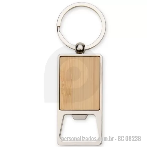 Chaveiro metálico personalizado - Este chaveiro de metal no formato retangular possui a prática função de abridor de garrafa, unindo versatilidade e elegância. A frente, com detalhe em bambu, acrescenta um toque natural ao design, enquanto o verso liso complementa o acabamento moderno. Ele é ideal para organizar as chaves no dia a dia. Além disso, é uma excelente escolha como brinde corporativo, ajudando a reforçar a identidade da marca e a fidelizar clientes e colaboradores.