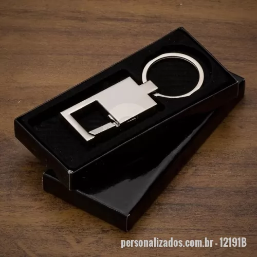 Chaveiro metálico personalizado - Chaveiro metálico Personalizado - 12191B - Chaveiro Metal Mosquetão – Resistência e Estilo em um Design Sofisticado  Descrição: Chaveiro confeccionado em metal com acabamento brilhante/espelhado, equipado com mosquetão sem trava para fácil fixação. Possui detalhe de rebite na parte frontal e traseira, proporcionando um visual elegante e moderno.  Especificações: Altura: 7,7 cm Largura: 3,3 cm Área de gravação: 2,3 x 2,4 cm Peso: 36 g  Robusto e funcional, é ideal para uso diário ou como brinde corporativo de alto padrão. - 178290 - Chaveiro metálico