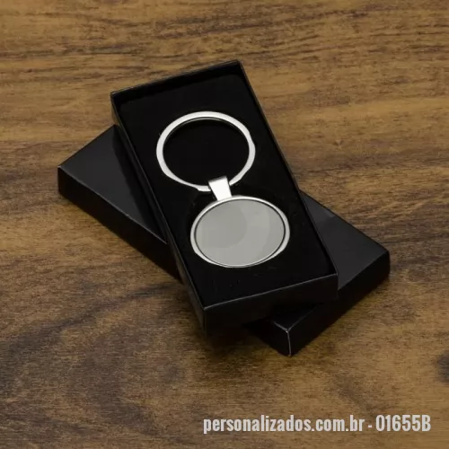 Chaveiro metálico personalizado - Chaveiro metálico Personalizado - 01655B - Chaveiro de Metal – Clássico, Resistente e Elegante  Descrição: Chaveiro metálico com formato redondo e chapa central lisa para personalização. Possui verso polido e acabamento refinado, ideal para gravação a laser ou outros tipos de personalização.  Especificações: Área de gravação: 2,8 x 2,8 cm Tamanho total: 7,2 x 3,6 cm Peso: 21 g  Sofisticado e durável, é uma excelente opção de brinde corporativo ou promocional. - 178291 - Chaveiro metálico