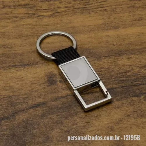 Chaveiro metálico personalizado - Chaveiro metálico Personalizado - 12195B - Chaveiro Metal Mosquetão – Moderno, Prático e Resistente  Descrição: Chaveiro confeccionado em metal com mosquetão sem trava e alça em nylon reforçado. Possui chapa frontal em inox para personalização e verso brilhante liso, combinando durabilidade e elegância em um único acessório.  Especificações: Altura: 9,9 cm Largura: 3,5 cm Área de gravação: 2,7 x 2,1 cm Peso: 36 g  Funcional e sofisticado, é ideal para uso diário ou como brinde corporativo de qualidade. - 178292 - Chaveiro metálico
