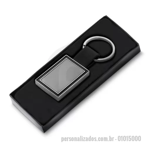 Chaveiro metálico personalizado - Chaveiro de metal em níquel brilhante com alça em PU, chapinha central no grafite e verso liso.