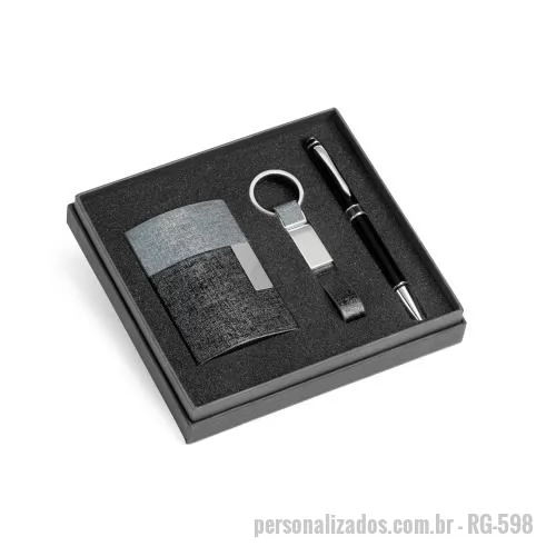 Chaveiro metálico personalizado - Conjunto composto por um porta cartões, um chaveiro e uma caneta esferográfica em c. sintético, metal e alumínio. Fornecido em caixa presente almofadada.