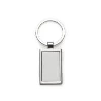 Chaveiro de Metal – Elegância e Durabilidade em um Design Clássico  Descrição: Chaveiro metálico com corpo retangular e chapa central lisa para personalização. Verso polido e acabamento refinado, ideal para gravações a laser ou outros processos de personalização.  Especificações: Área de gravação: 3,6 x 2,1 cm Tamanho total: 8 x 3,4 cm Peso: 22 g  Sofisticado e resistente, é uma excelente opção de brinde corporativo ou promocional.