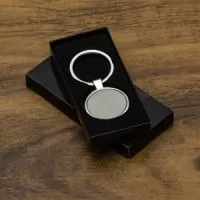 Chaveiro de Metal – Clássico, Resistente e Elegante  Descrição: Chaveiro metálico com formato redondo e chapa central lisa para personalização. Possui verso polido e acabamento refinado, ideal para gravação a laser ou outros tipos de personalização.  Especificações: Área de gravação: 2,8 x 2,8 cm Tamanho total: 7,2 x 3,6 cm Peso: 21 g  Sofisticado e durável, é uma excelente opção de brinde corporativo ou promocional.