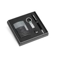 Conjunto composto por um porta cartões, um chaveiro e uma caneta esferográfica em c. sintético, metal e alumínio. Fornecido em caixa presente almofadada.