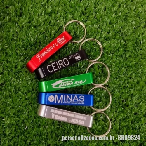 Chaveiro personalizado - Chaveiro abridor de metal formato “pé de galinha”. Largura :  1,1 cm  Comprimento :  6,5 cm  Medidas aproximadas para gravação (CxL):  5,3 cm x 1 cm  Tamanho total aproximado  (CxL):  8,4 cm -comprimento com argola  Peso aproximado (g):  10