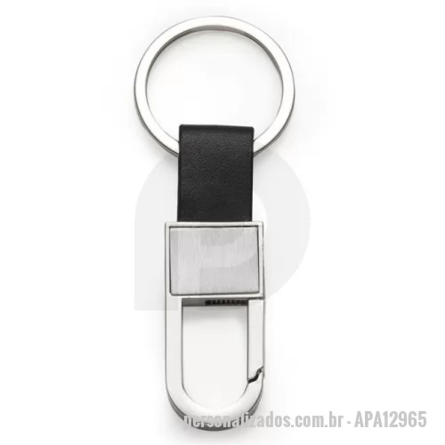 Chaveiro personalizado - Chaveiro metal mosquetão(sem trava) com alça de couro sintético. Possui chapa frontal quadrada em inox e verso brilhante.  Medidas aproximadas para gravação (CxL):  1,9 cm x 1,8 cm  Tamanho total aproximado  (CxL):  9,2 cm x 3,4 cm  Peso aproximado (g):  26