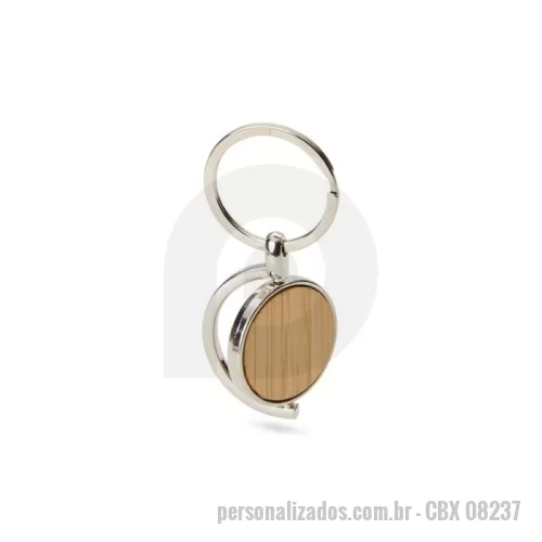 Chaveiro personalizado - Chaveiro Personalizado - CBX 08237 - Chaveiro Metálico com Detalhe em Bambu – Design Giratório e Sofisticado  Organize suas chaves com estilo e funcionalidade! Este chaveiro em metal de formato circular combina resistência e elegância, ideal para quem busca um acessório prático e sofisticado. Seu design giratório traz um toque moderno, enquanto a frente com acabamento em bambu natural adiciona charme e exclusividade. O verso liso é perfeito para personalização.  Especificações:  Altura: 7,4 cm  Largura: 3,5 cm  Espessura: 0,5 cm  Peso aproximado: 21 g  Área para gravação (CxL): 2 cm x 1,5 cm  Perfeito como brinde corporativo ou presente elegante, une praticidade e bom gosto no dia a dia. - 175919 - Chaveiro