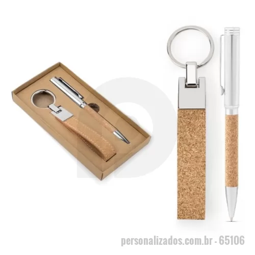 Chaveiro personalizado - Chaveiro Personalizado - 65106 - Conjunto composto por uma caneta esferográfica e um chaveiro, ambos em metal e cortiça. A caneta esferográfica tem clipe em metal, mecanismo twist e escrita em azul. Fornecido em caixa presente de papel kraft reciclado.  - 179244 - Chaveiro