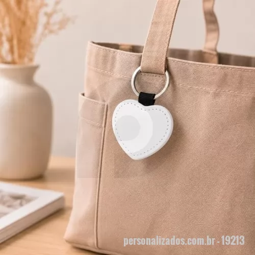 Chaveiro personalizado - Chaveiro em poliéster sublimático com formato de coração, aba em poliéster e argola metálica.
