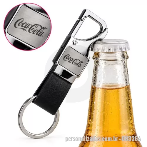 Chaveiro personalizado - Chaveiro metálico em liga de zinco, com mosquetão e abridor de garrafa, plaquinha frontal em aço escovado e alça em PU. Um brinde compacto, resistente e funcional, ideal para ações corporativas, eventos, campanhas e presentes personalizados. A plaquinha frontal oferece excelente área para gravação da marca, deixando o brinde com acabamento sofisticado.
