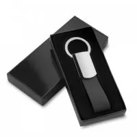 Chaveiro de metal fosco com alça em couro sintético preto + caixa com berço aveludado