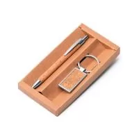 Conjunto de Chaveiro e Caneta Personalizado, Produto amigo do meio ambiente, o conjunto de chaveiro e caneta personalizado é fabricado em cortiça e possuem detalhes em metal. Feito com embalagem de papel Kraft e esferográfica azul a personalização é 