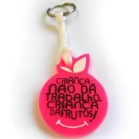 Chaveiro Emborrachado Gravação em Alto relevo com a logo do cliente.  Desenvolvimento de formato e marca específica. Acabamento em cordão de nylon e argola (ou em corrente metálica e argola). Faça seu orçamento.