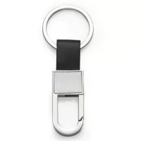 Chaveiro metal mosquetão(sem trava) com alça de couro sintético. Possui chapa frontal quadrada em inox e verso brilhante.  Medidas aproximadas para gravação (CxL):  1,9 cm x 1,8 cm  Tamanho total aproximado  (CxL):  9,2 cm x 3,4 cm  Peso aproximado (g):  26