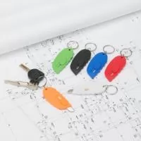 Chaveiro estilete projetado em plástico com sistema de retração automática para maior segurança. Após o uso, basta soltar o botão e a lâmina retorna automaticamente à posição de armazenamento, minimizando o risco de acidentes.