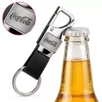 Chaveiro metálico em liga de zinco, com mosquetão e abridor de garrafa, plaquinha frontal em aço escovado e alça em PU. Um brinde compacto, resistente e funcional, ideal para ações corporativas, eventos, campanhas e presentes personalizados. A plaquinha frontal oferece excelente área para gravação da marca, deixando o brinde com acabamento sofisticado.