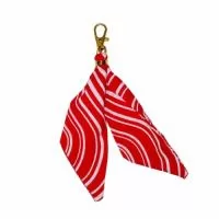 Lenço Personalizado Chaveiro de 15x5 cm, em tecido com toque de seda e mosquetão dourado. Um brinde compacto com a estampa da sua marca para eventos, lançamentos e presentes corporativos. Valor unitário de R$ 45,00 na faixa de 10 a 20 unidades. A faixa de preço considera o total de peças do pedido, sem contar embalagens. O mínimo de produção é de 10 unidades por mesma estampa, modelo e tamanho. Envie sua arte ou referências e receba uma prévia digital gratuita para aprovação antes da produção. Frete calculado à parte.