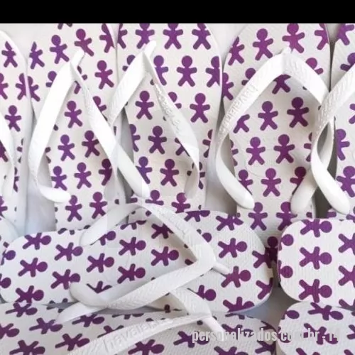 Chinelo personalizado - Personalize seus passos, marque sua história! Nossas Havaianas personalizadas recebem estampas exclusivas  na sola, perfeitas para casamentos, eventos corporativos ou para expressar seu estilo. Conforto, qualidade e personalização em um só produto! Etiquetas personalizadas nas correias são cobradas a parte.