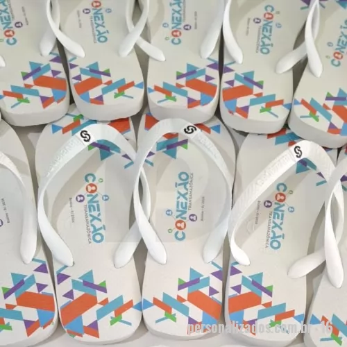 Chinelo personalizado - Havaianas Personalizadas  Transforme um clássico em algo único! Nossas Havaianas personalizadas recebem estampas exclusivas em transfer na sola, perfeitas para presentes, eventos, empresas ou para expressar seu estilo. Conforto, qualidade e personalização em um só produto. ?????Etiquetas personalizadas são cobradas a parte.