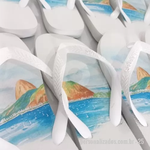 Chinelo personalizado - Havaianas Personalizadas  Transforme um clássico em algo único! Nossas Havaianas personalizadas recebem estampas exclusivas na sola, perfeitas para presentes, eventos, empresas ou para expressar seu estilo. Conforto, qualidade e personalização em um só produto. 