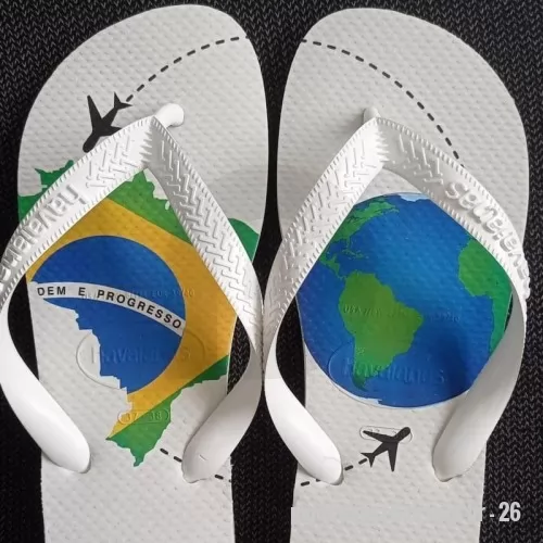 Chinelo personalizado - Havaianas Personalizadas  Transforme um clássico em algo único! Nossas Havaianas personalizadas recebem estampas exclusivas na sola, perfeitas para presentes, eventos, empresas ou para expressar seu estilo. Conforto, qualidade e personalização em um só produto. 