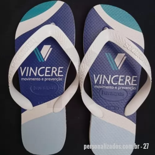 Chinelo personalizado - Havaianas Personalizadas  Transforme um clássico em algo único! Nossas Havaianas personalizadas recebem estampas exclusivas na sola, perfeitas para presentes, eventos, empresas ou para expressar seu estilo. Conforto, qualidade e personalização em um só produto. 