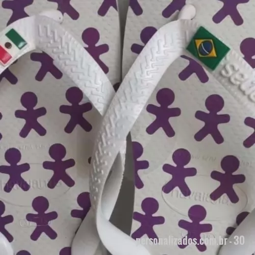 Chinelo personalizado - Personalize seus passos, marque sua história! Nossas Havaianas personalizadas recebem estampas exclusivas  na sola, perfeitas para casamentos, eventos corporativos ou para expressar seu estilo. Conforto, qualidade e personalização em um só produto! Etiquetas emborrachadas nas correias são cobradas a parte.