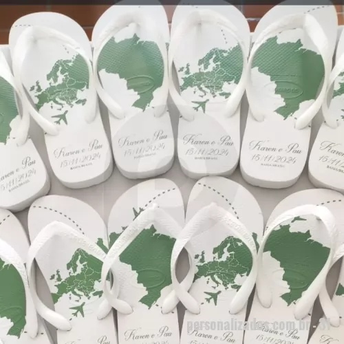 Chinelo personalizado - Personalize seus passos, marque sua história! Nossas Havaianas personalizadas recebem estampas exclusivas  na sola, perfeitas para casamentos, eventos corporativos ou para expressar seu estilo. Conforto, qualidade e personalização em um só produto! Etiquetas emborrachadas nas correias são cobradas a parte.