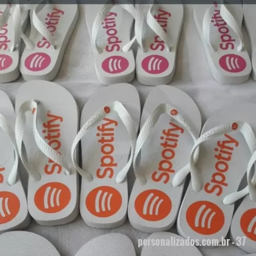 Chinelo personalizado - Personalize seus passos, marque sua história! Nossas Havaianas personalizadas recebem estampas exclusivas  na sola, perfeitas para casamentos, eventos corporativos ou para expressar seu estilo. Conforto, qualidade e personalização em um só produto!