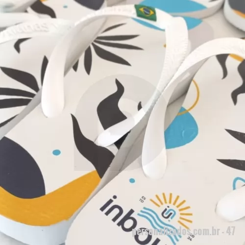 Chinelo personalizado - Transforme um clássico em algo único! Nossas Havaianas personalizadas recebem estampas exclusivas na sola, perfeitas para presentes, eventos, empresas ou para expressar seu estilo. Conforto, qualidade e personalização em um só produto!