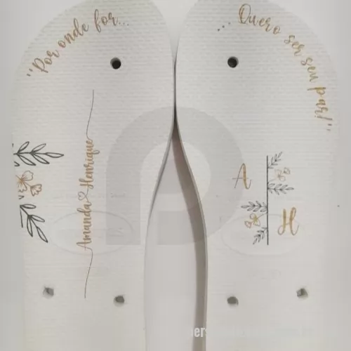 Chinelo personalizado - Personalize seus passos, marque sua história! Nossas Havaianas personalizadas recebem estampas exclusivas  na sola, perfeitas para casamentos, eventos corporativos ou para expressar seu estilo. Conforto, qualidade e personalização em um só produto! Etiquetas emborrachadas nas correias são cobradas a parte.
